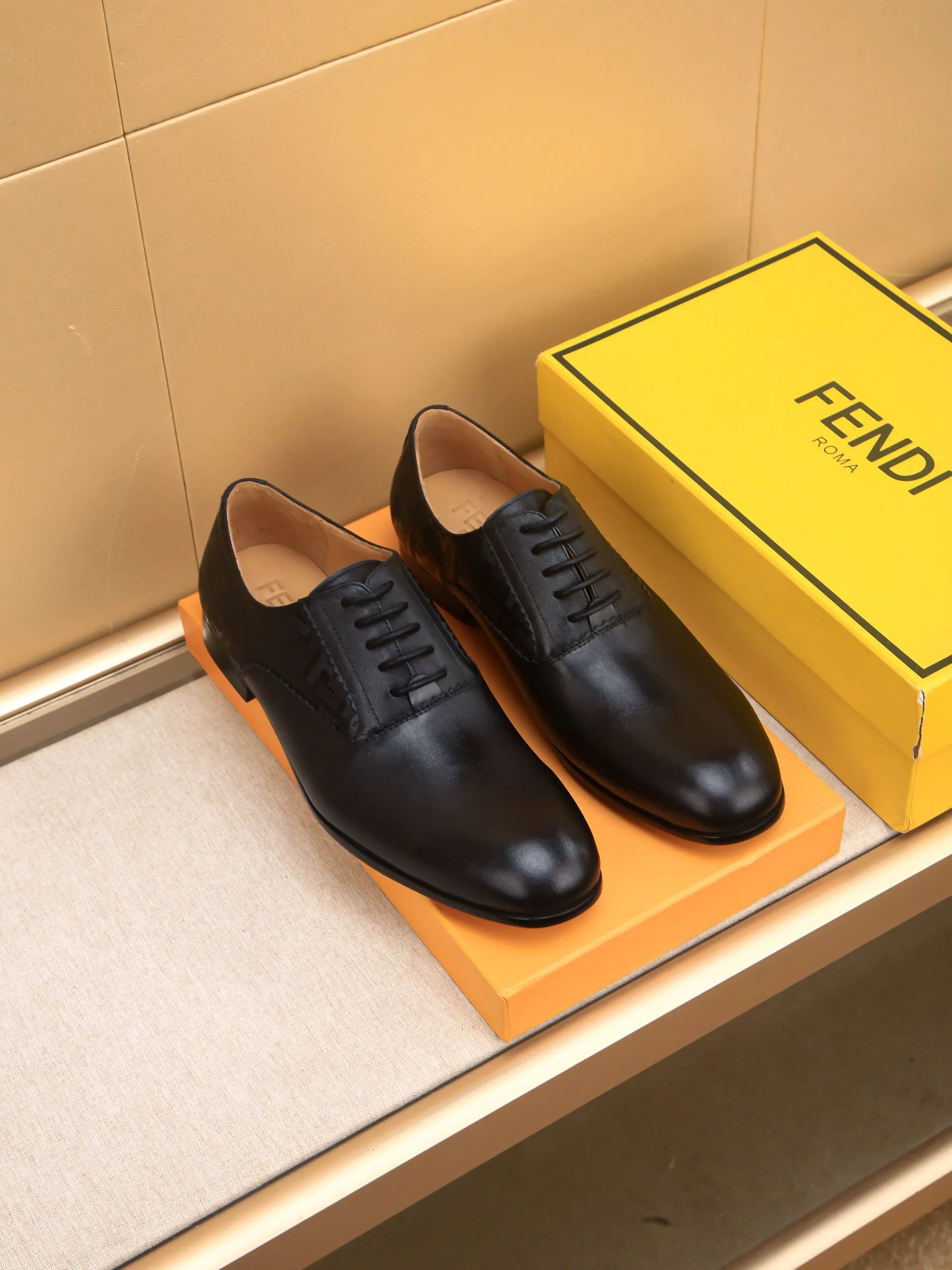 Men's shoes💰460 🕷🕷【FENDI】The latest men's formal leather shoes🇨🇳Classic series not to be missed💯The first layer is made of imported first-layer cowhide☘Original quality, the leather is smooth and delicate🎋Awesome version, perfect streamlined outline🍇🐮Leather lining, code number 39-44...(customized at 38.45.46.47)
